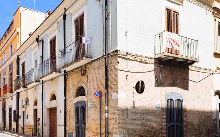 VENDITA INDIPENDENTE ANGOLARE VIA ERGIZIO