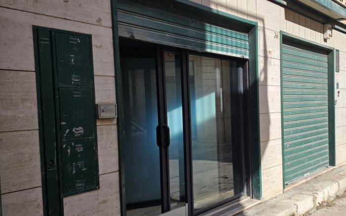 LOCALE PIANO TERRA VIA MORIGERATO